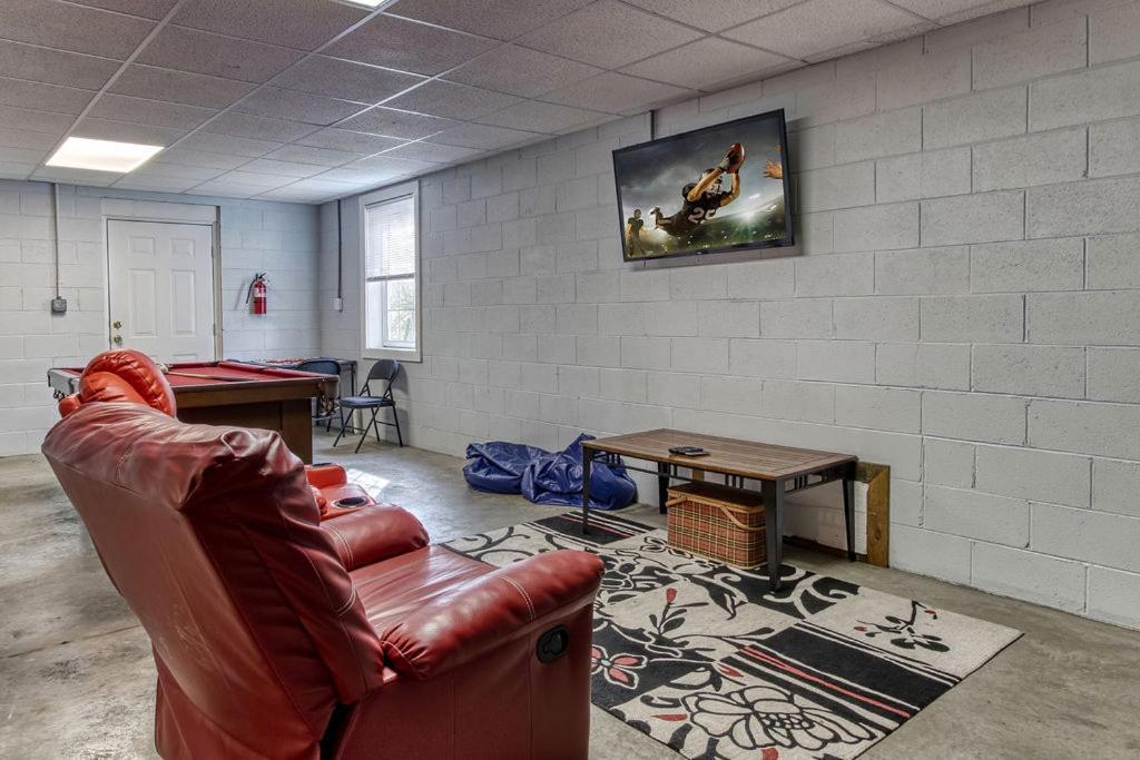 Rock Of Ages, Hot Tub, Game Room, Wifi, 1089 Free Tickets Each Paid Day, Dollywood And More Pigeon Forge Room photo
